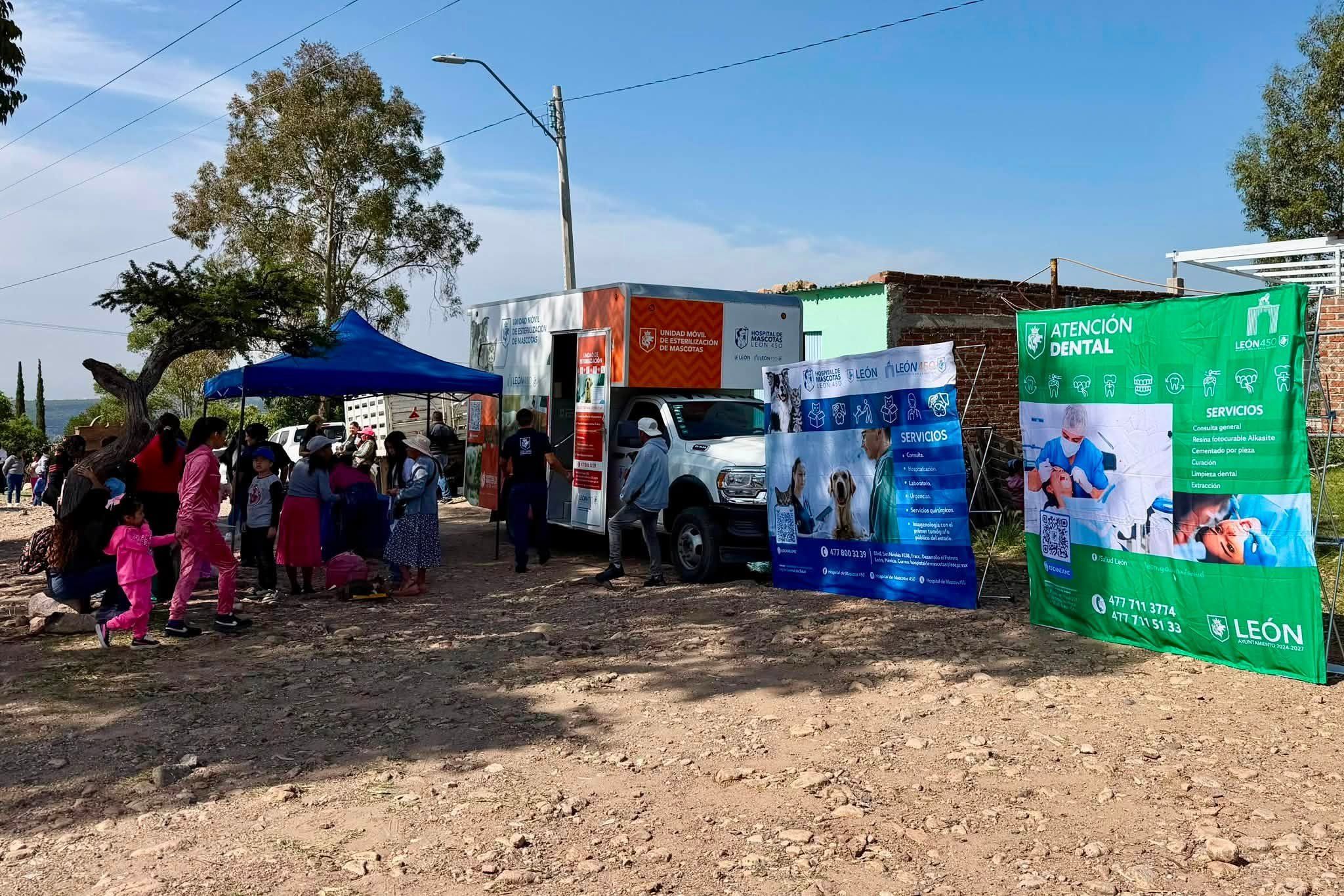 Familias se reúnen junto a las unidades móviles de salud en una comunidad rural.