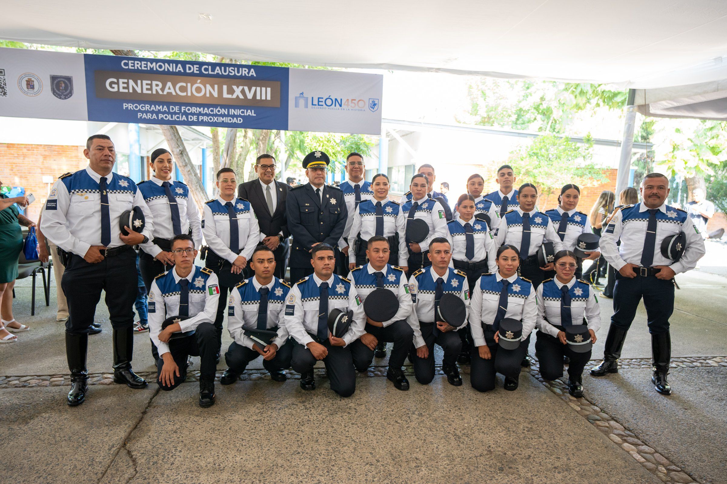 Foto de grupo de la nueva generación de policías de proximidad con sus uniformes.